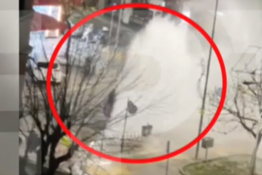 Η στιγμή που διαλύεται ο αγωγός της ΕΥΑΘ και τραυματίζει εργαζόμενους [βίντεο]
